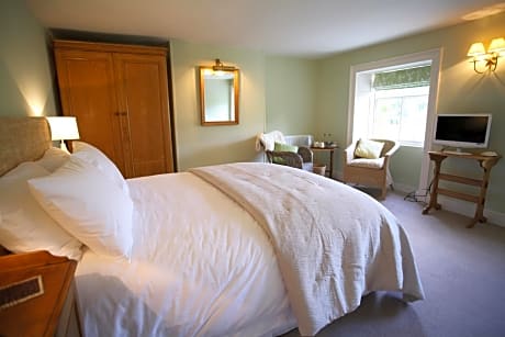 Deluxe Double Room with Private Bathroom