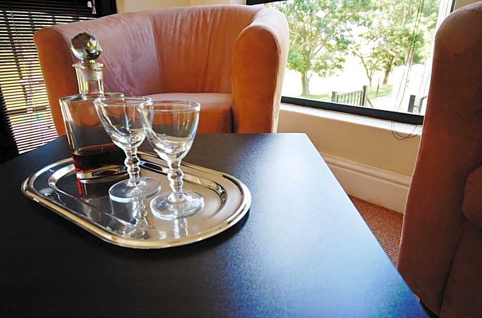 Fourteenth Green Guest Lodge