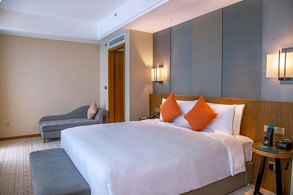 Photo 1 of 4 of 1 Bedroom 1 King Bed Suite, Atrium View