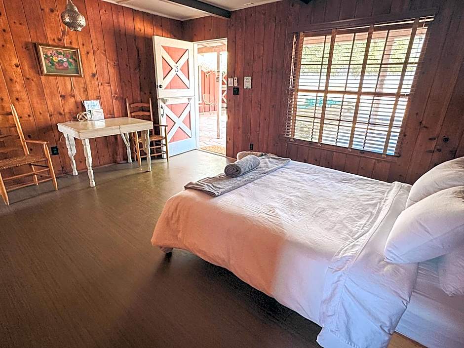 Room 3 - Downtown Joshua Tree Motel - Pet Friendly - Walk to Shops & Visitor Center, Minutes to Park Entrance