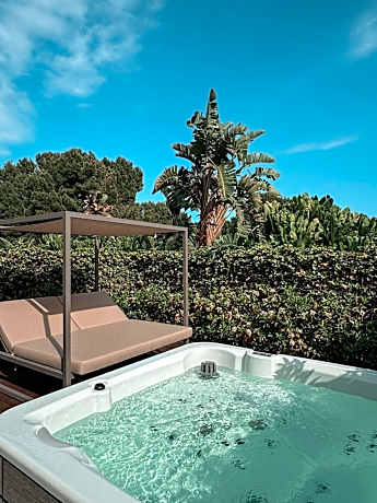 One-Bedroom Apartment with Hot Tub