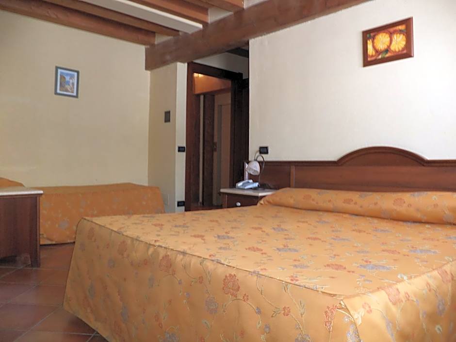Foto 1 daripada 4 — Triple Room