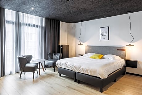Large Room with Streetview