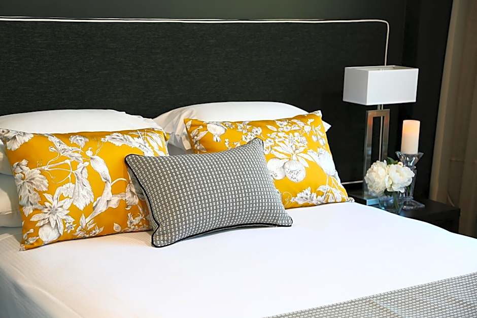 Springfield Lakes Hotel