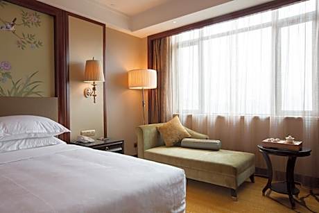 Club King, Club level, Guest room, 1 King, City view