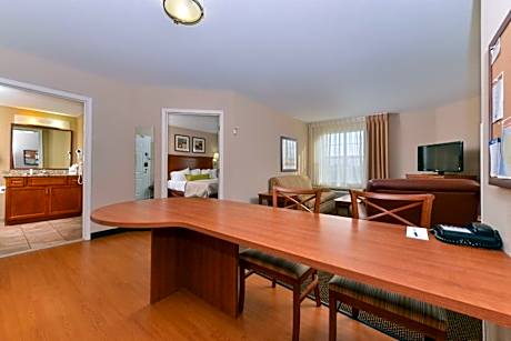 One-Bedroom Queen Suite