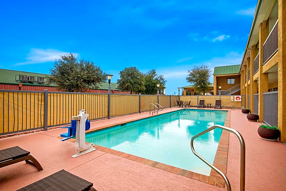 Best Western Cedar Inn