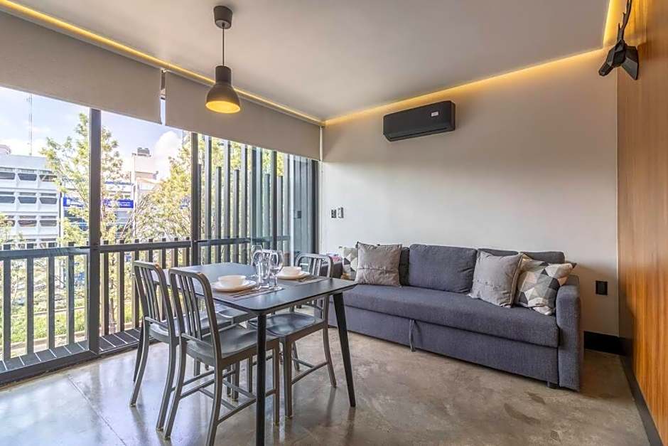 L102 New studio apt 1Bdrm 1bath AC Rooftop
