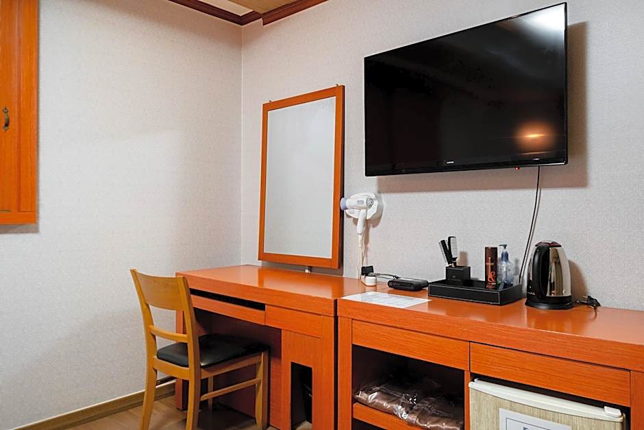 Metro Pol Tourist Hotel