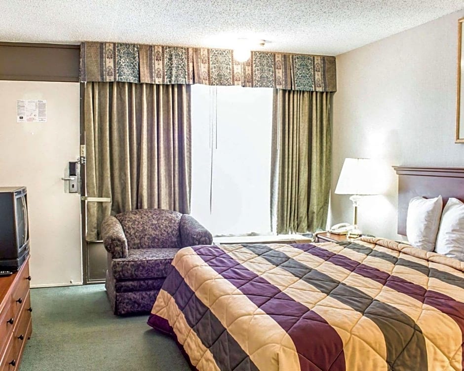 Econo Lodge & Suites