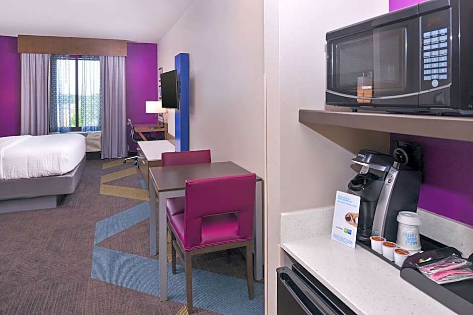 Holiday Inn Express & Suites Bryant West By IHG