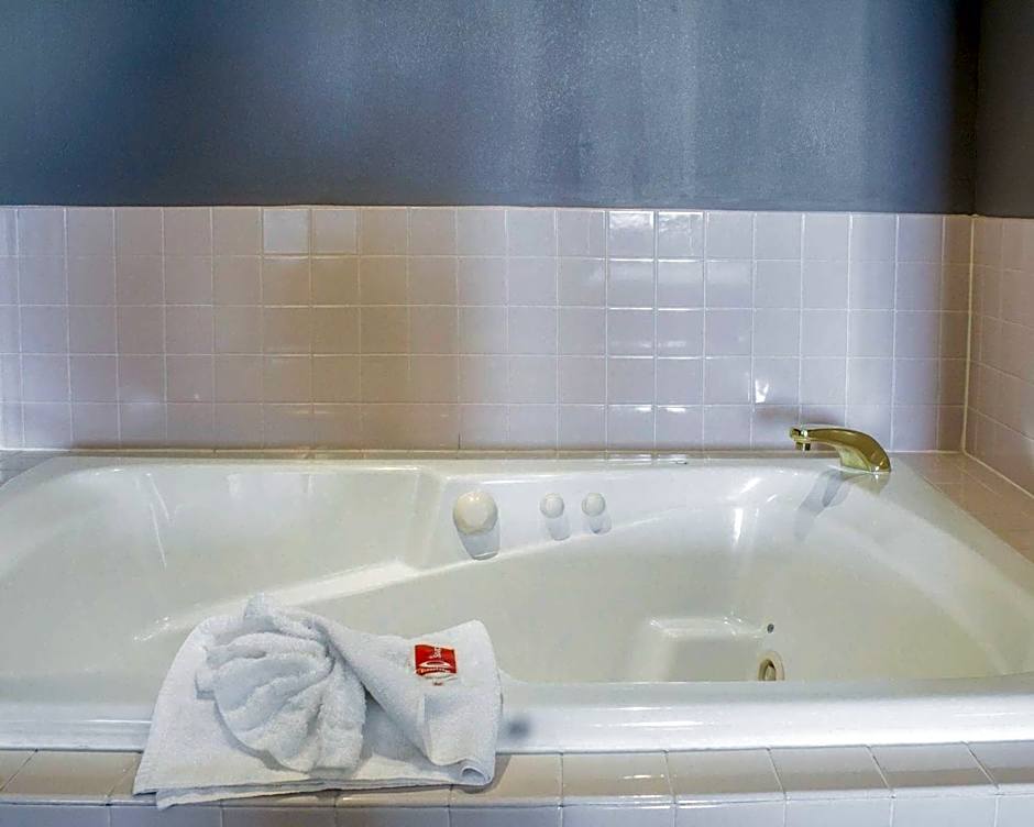 Econo Lodge Ames – Ames, IA