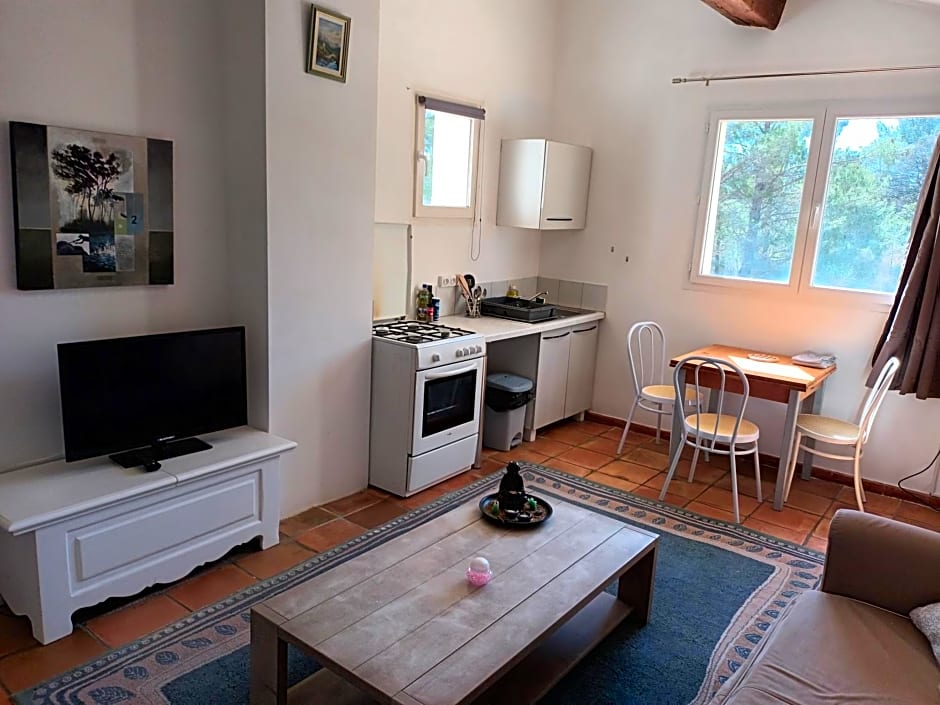 Chambres tomate, dans maison avec petit escalier et Stanna, à 6km du festival de piano de la roque d'anthéron