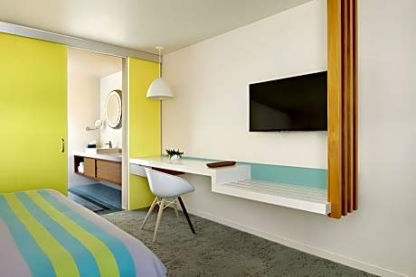 Deluxe King Accessible Room