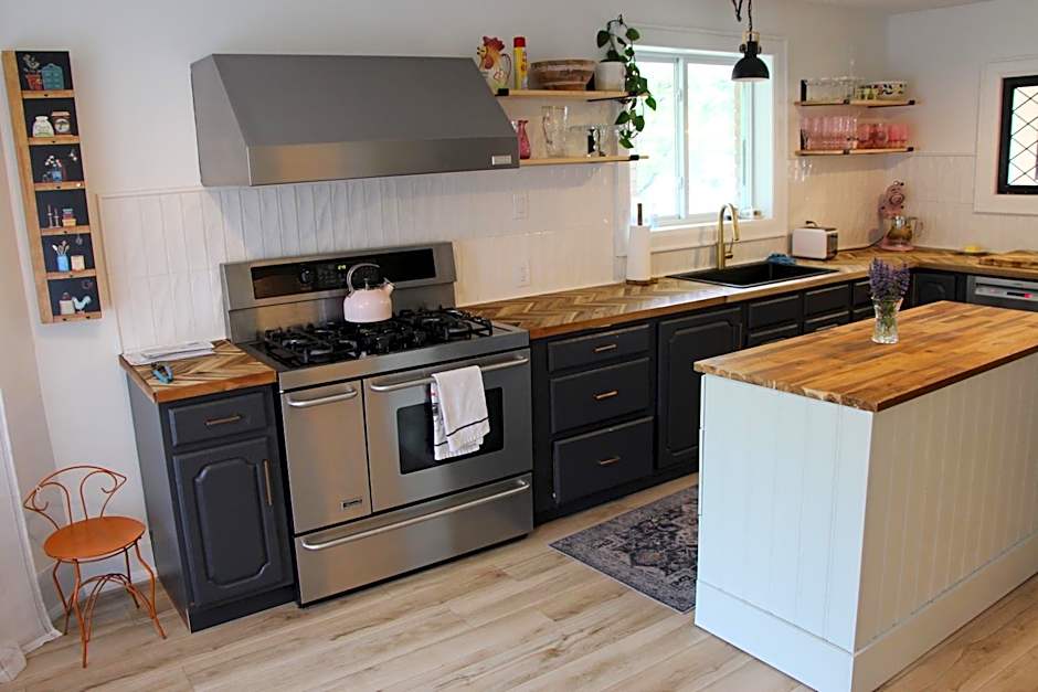 4 Guest Suite with Waterfront Views at Fancie's PEC - Suite 2