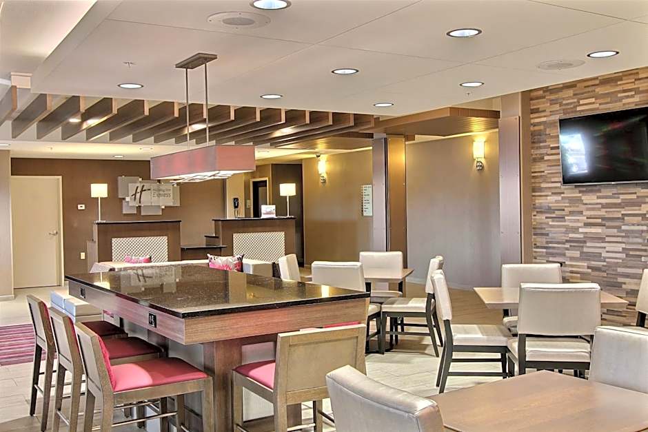 Holiday Inn Express Fargo - West Acres By IHG