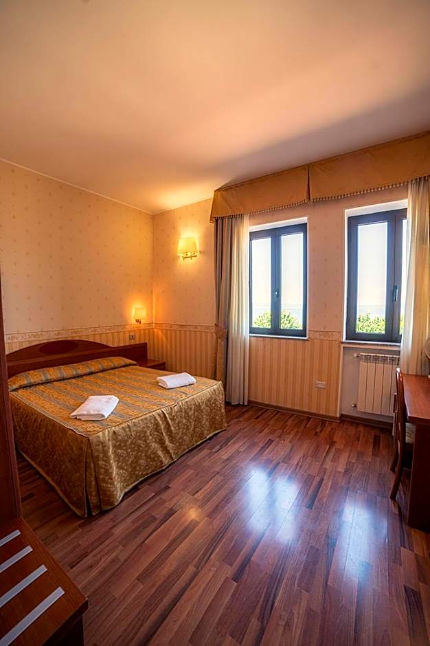 Foto 1 di 6 di Superior 1 Double Bed or 2 Beds, Lake View