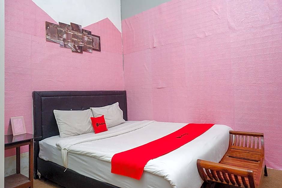 RedDoorz @ Golden Inn Tugu Yogyakarta