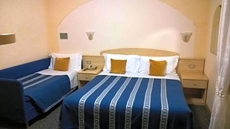 Family Room (2 Adults + 1 Child)