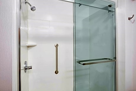 1 King Shower Only W/Fridge Nonsmoking