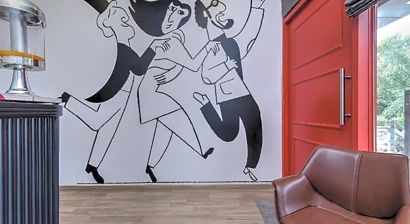 OYO The Signature Hotel Near Iskcon Temple Noida