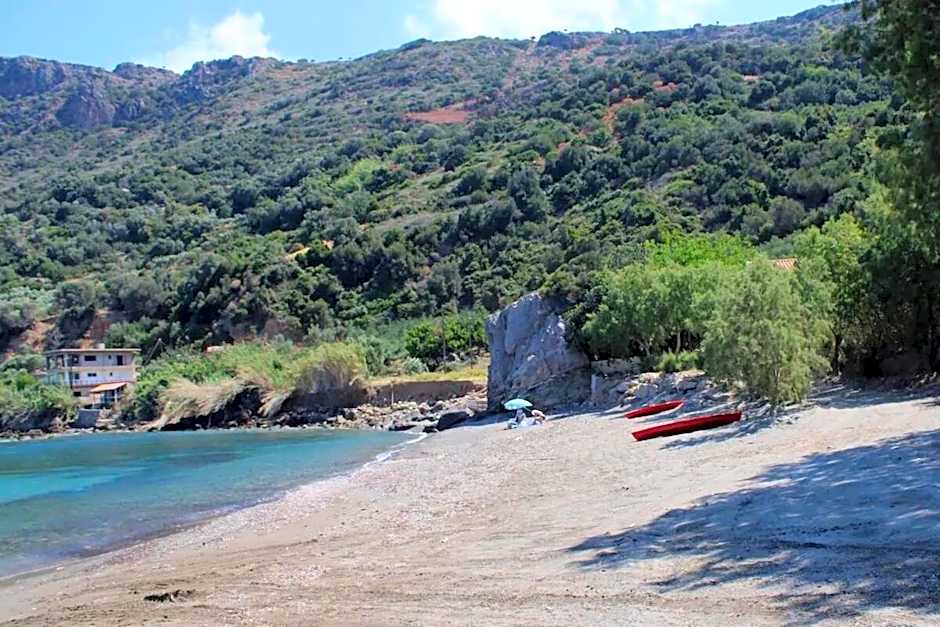 House just on the beach -included 2 canoe and 2 bicycles