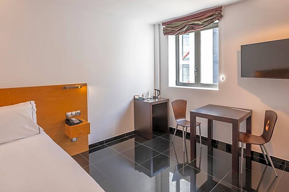 Hesperia Fira Suites