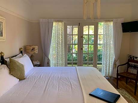 The Courtyard King Suite