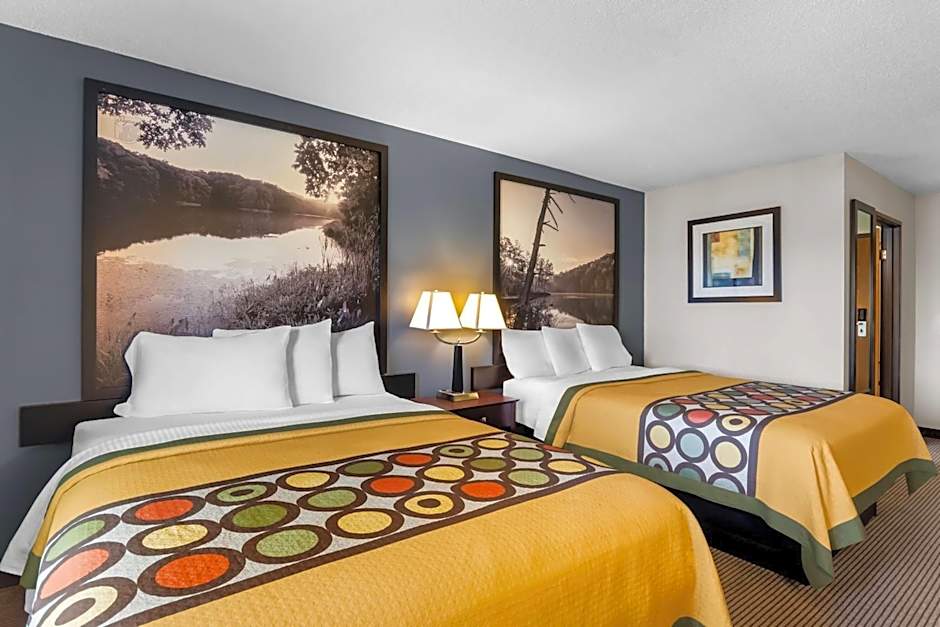 Super 8 by Wyndham Bloomington University Area