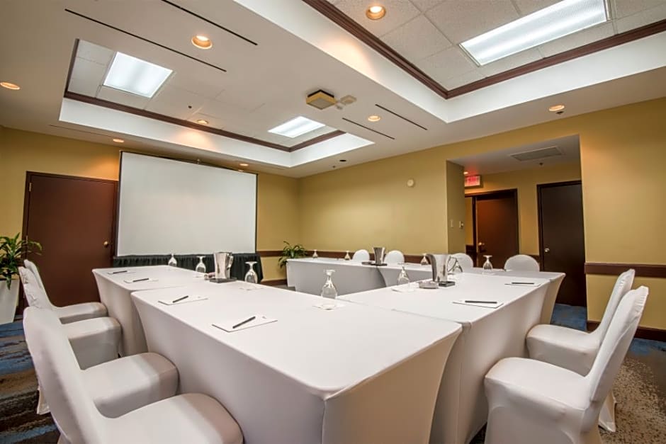 MCM Elegante Hotel & Suites