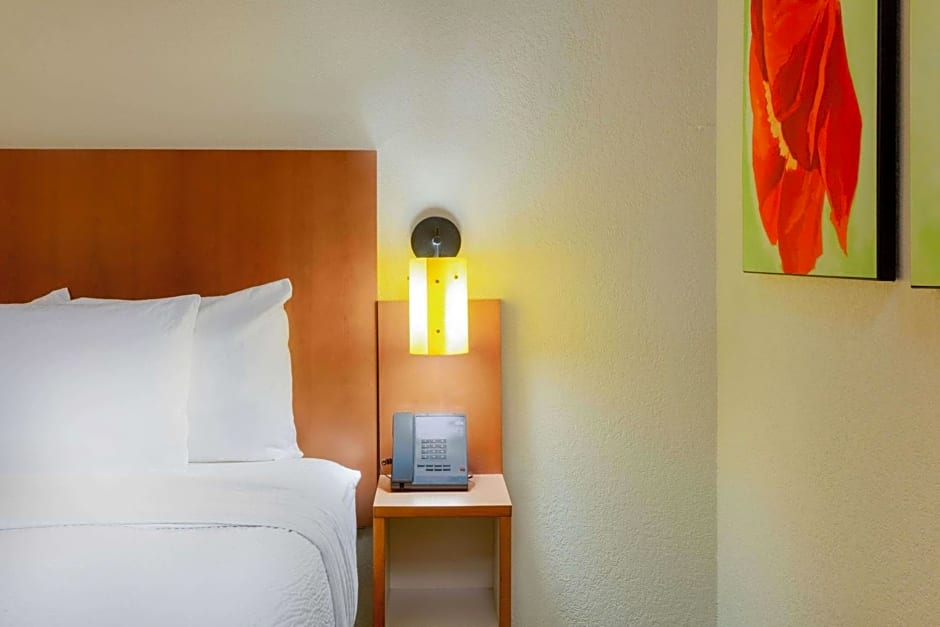 CLT Airport Inn & Suites