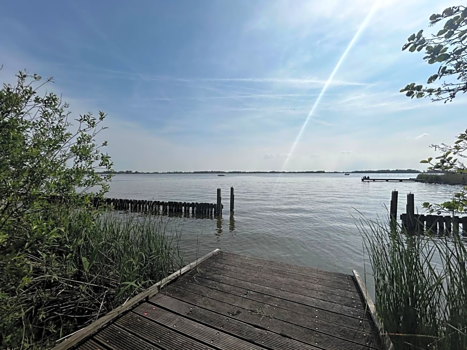 Casa aan de Plas, B&B met sauna en hottub of jacuzzi