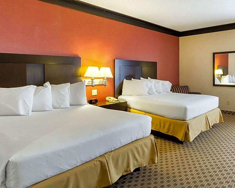 Quality Inn & Suites Oakwood Village - Cleveland South