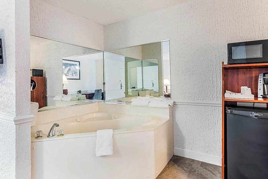 The Blu Hotel Blue Ash Cincinnati, an Ascend Collection Hotel