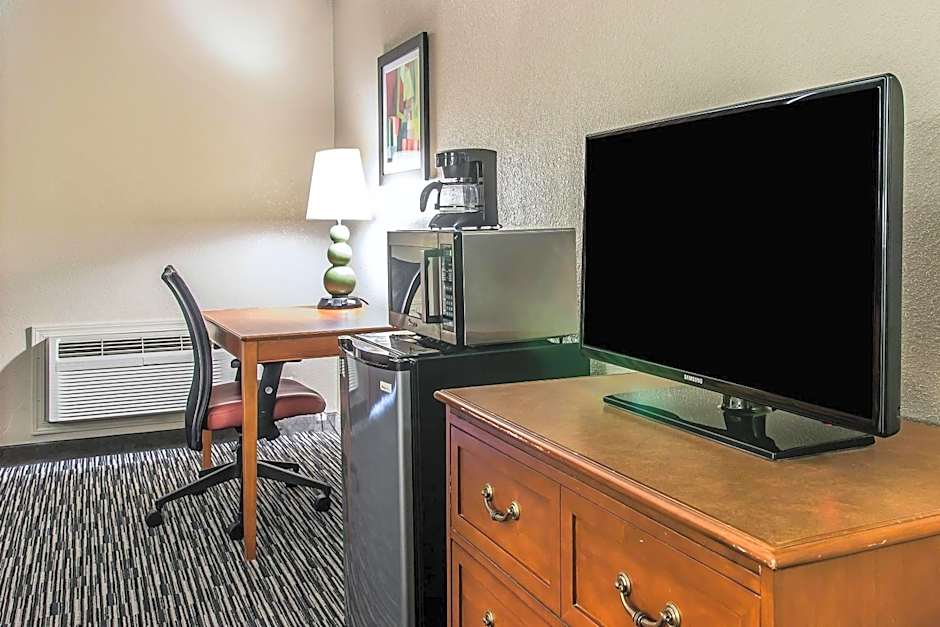 Quality Inn & Suites Banquet Center