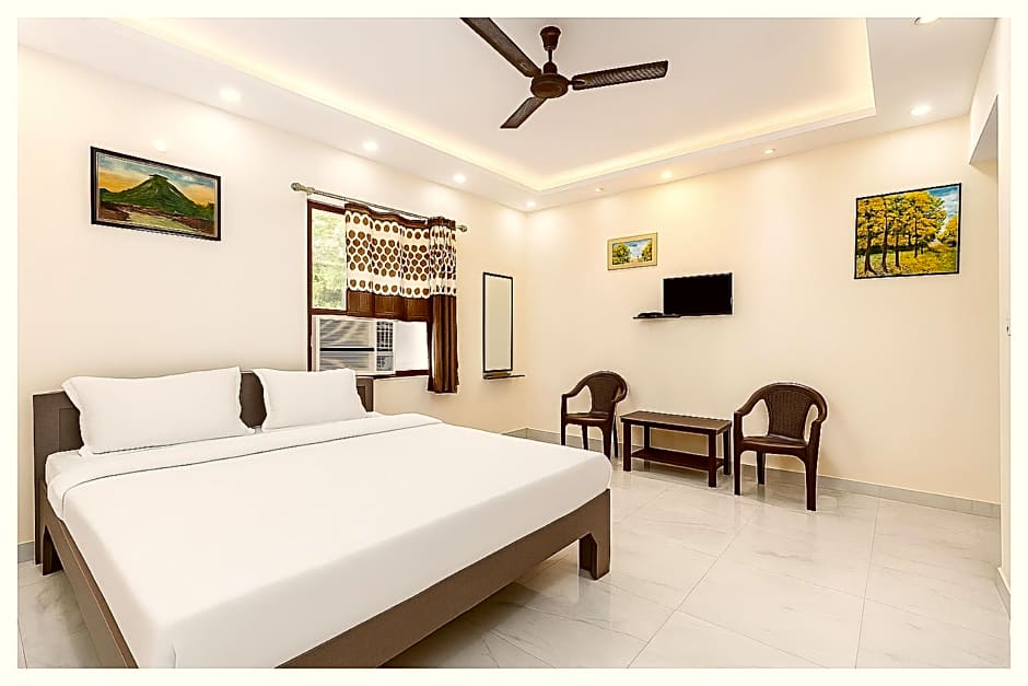 Goroomgo Shiv Ganga Guest House varanasi