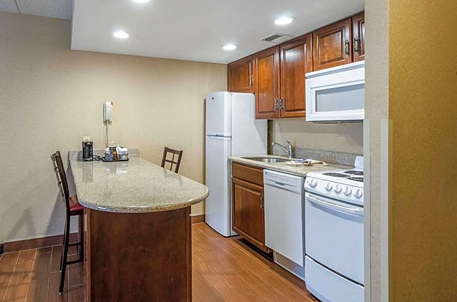 Comfort Inn & Suites West Springfield