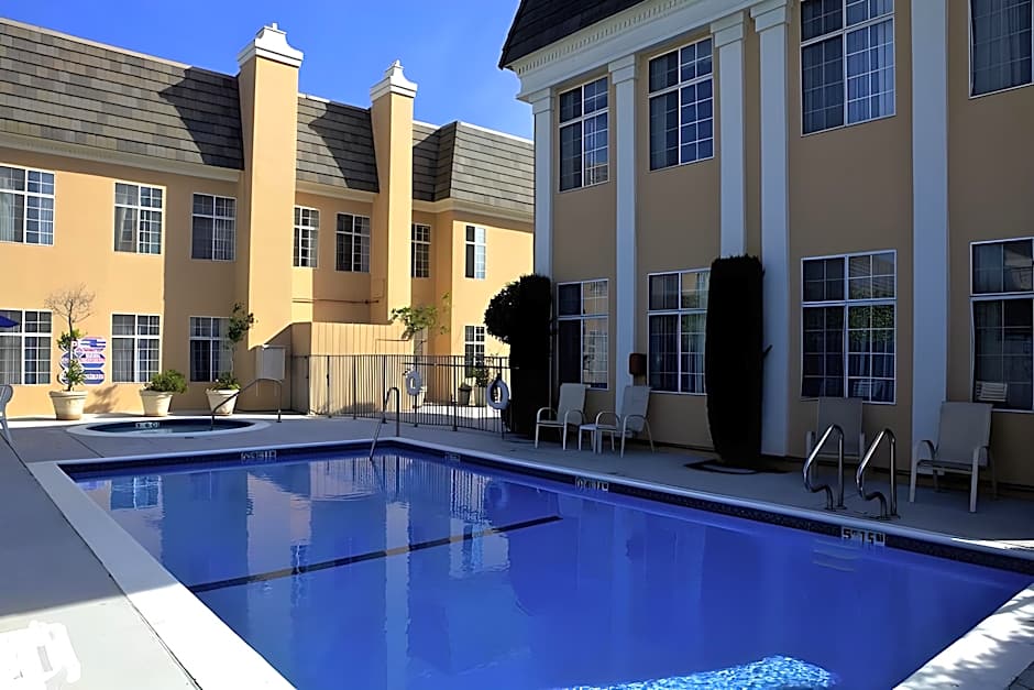 San Pedro Hotel and Suites