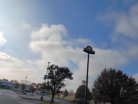 Days Inn & Suites by Wyndham Merrillville
