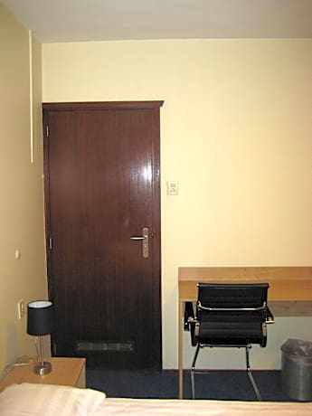 Basic Single Room with Shared Bathroom
