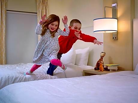 Two Bedroom Suite Queen in Each - Mobility Accessible