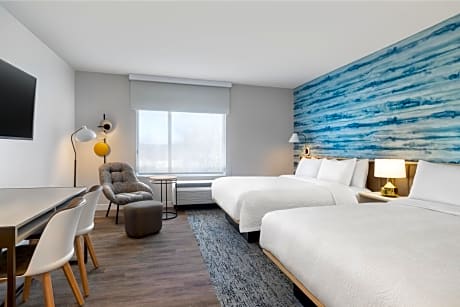 Queen Studio with Two Queen Beds and Roll In Shower - Mobility Accessible