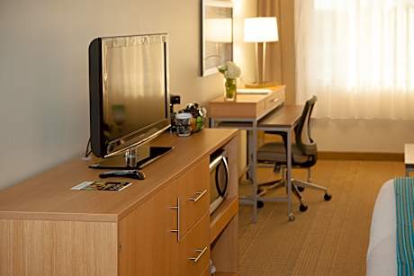 2 Queen Standard Communications Accessible