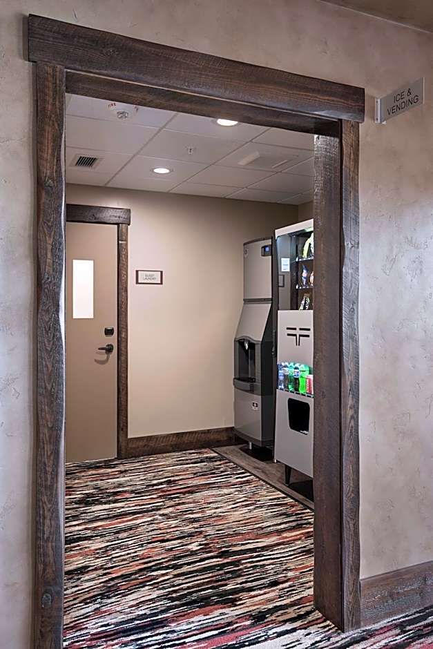 Glacier International Lodge