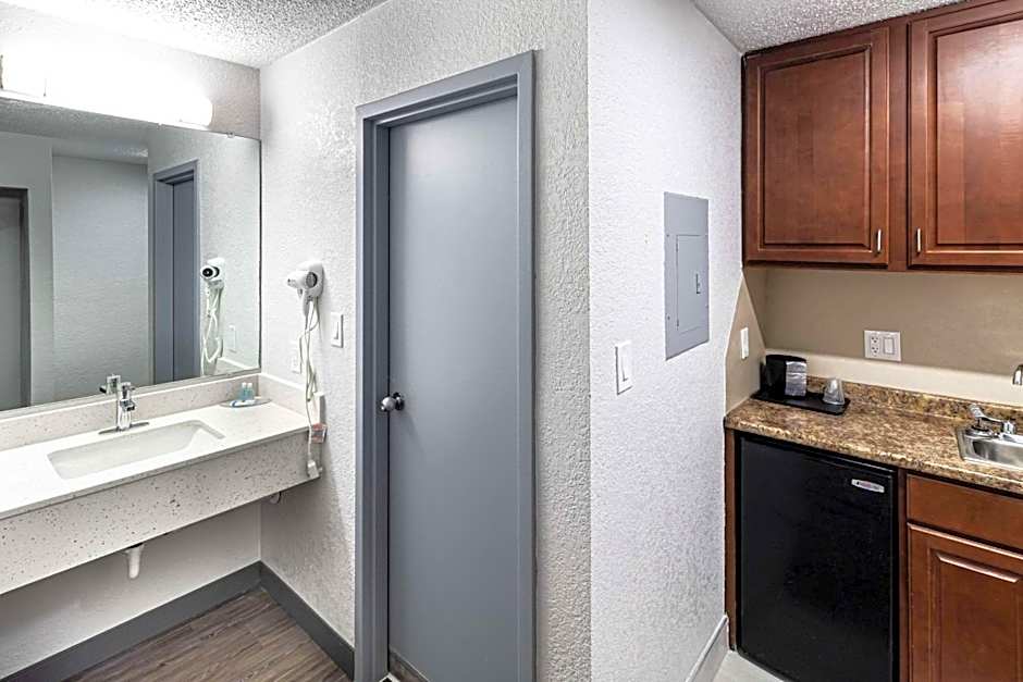 Rodeway Inn At Fort Lee