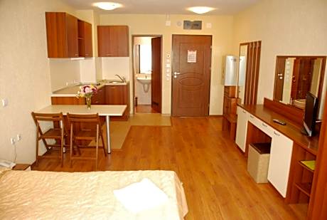 Studio with Twin Beds