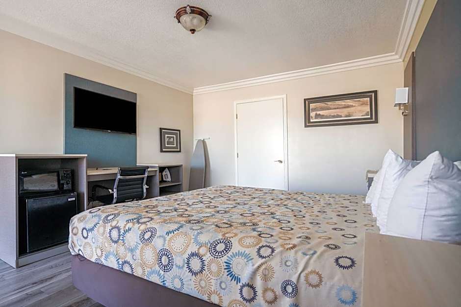 Solaire Inn & Suites