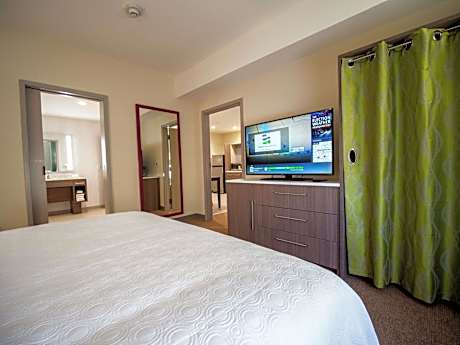 Queen Suite with Roll-In Shower - Mobility Access