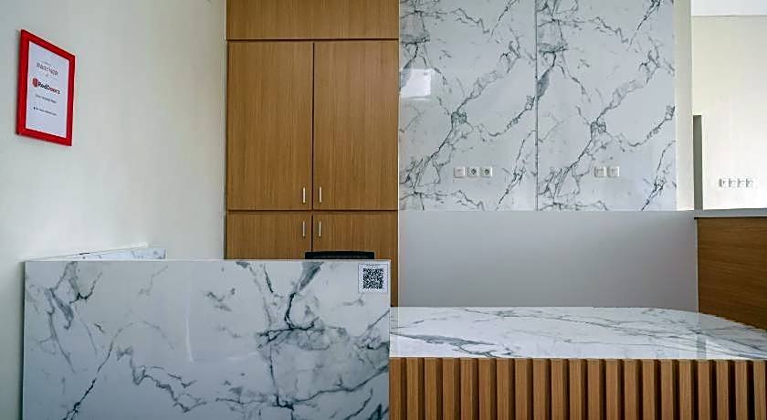 RedDoorz Plus near UMS Solo 2