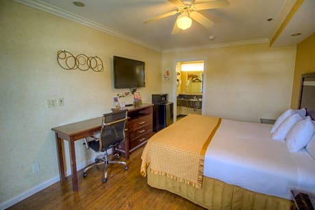 Standard King Room - Non-Smoking